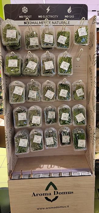 L'espositore delle erbe aromatiche al Mercatò (Dimar) di Torino